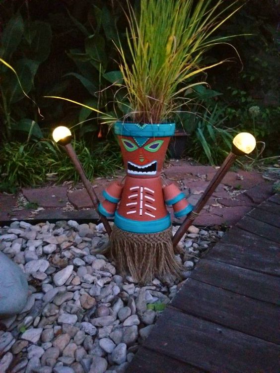 guerrier masaî en pots de fleurs avec lances lumineuses / visiondeco